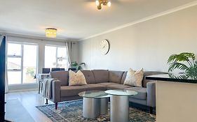Century Hideaway With Mountain Views, Security, Free Parking